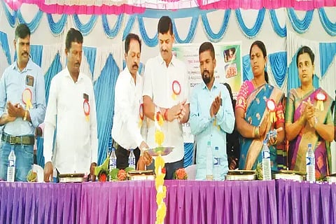 ಸೊರಬದ ಚಂದ್ರಗುತ್ತಿ ಕ್ಲಸ್ಟರ್ ಮಟ್ಟದ ಪ್ರತಿಭಾ ಕಾರಂಜಿ ಕಾರ್ಯಕ್ರಮವನ್ನು ಶಾಲಾ ಶಿಕ್ಷಣ ಸುಧಾರಣಾ ಸಮಿತಿ ಸದಸ್ಯ ಸುಧಾಕರ್ ಪಿ. ನಾಯ್ಕ ಉದ್ಘಾಟಿಸಿದರು. ಗಣೇಶ್ ಮರಡಿ, ಸರಿತಾ ಕೃಷ್ಣಪ್ಪ ಇತರರಿದ್ದರು.