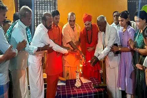 ಸೊರಬದ ಹೊಸಕೊಪ್ಪ ಗ್ರಾಮದಲ್ಲಿ ಆಯೋಜಿಸಿದ್ದ ನಮ್ಮ ನಡೆ-ಹಳ್ಳಿಗಳ ಕಡೆ ಶ್ರಾವಣ ಕಾರ್ಯಕ್ರಮವನ್ನು ಶಾಂತಪುರ ಮಠದ ಶ್ರೀ ಶಿವಾನಂದ ಶಿವಾಚಾರ್ಯ ಸ್ವಾಮೀಜಿ ಉದ್ಘಾಟಿಸಿದರು.  ಶ್ರೀ ಕುಮಾರಕೆಂಪಿನ ಸಿದ್ಧವೃಷಭೇಂದ್ರ ಸ್ವಾಮೀಜಿ, ಗಂಗಾಧರ ದೇವರು, ನಾಗರಾಜ ಗೌಡ ಇತರರಿದ್ದರು.