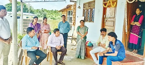 ಸೊರಬದ ಅಂಬೇಡ್ಕರ್ ಬಡಾವಣೆಯ ವಿದ್ಯಾರ್ಥಿ ಮನೆಗೆ ಜಿಪಂ ಸಿಇಒ ಹೇಮಂತಕುಮಾರ್ ಭೇಟಿ ನೀಡಿ ಪಾಲಕರೊಂದಿಗೆ ಮಾತನಾಡುತ್ತಿರುವುದು. ಕೆ.ಸಿ.ಶಶಿಧರ, ಉಷಾ ಇತರರಿದ್ದರು.