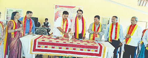 ಸೋಮವಾರಪೇಟೆ ಸಮೀಪದ ಸಾಂದೀಪಿನಿ ಶಾಲೆಯಲ್ಲಿ ನಡೆದ ಕಸಾಪ ದತ್ತಿ ಉಪನ್ಯಾಸ ಕಾರ್ಯಕ್ರಮವನ್ನು ಕಸಾಪ ಜಿಲ್ಲಾಧ್ಯಕ್ಷ ಎಂ.ಪಿ.ಕೇಶವ ಕಾಮತ್ ಉದ್ಘಾಟಿಸಿದರು. ರಮೇಶ್, ವಿಜೇತ್, ಜ್ಯೋತಿ ಇದ್ದರು.