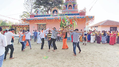  ಸೋಮವಾರಪೇಟೆ ತಾಲೂಕಿನ ಗಣಗೂರು ಗ್ರಾಮದ ಶ್ರೀ ಬಸವೇಶ್ವರ ದೇವಾಲಯದ ವಾರ್ಷಿಕ ಪೂಜೆಯಲ್ಲಿ ಯುವಕರು ಅಡ್ಡಪಲ್ಲಕ್ಕಿಯನ್ನು ಹೊತ್ತು ಕುಣಿದರು.