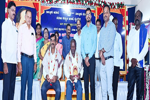ಶೃಂಗೇರಿಯಲ್ಲಿ ಆಯೋಜಿಸಿದ್ದ ಡಾ.ಬಿ.ಆರ್.ಅಂಬೇಡ್ಕರ್ ಹಾಗೂ ಬಾಬೂಜಿ ಅವರ ಜನ್ಮದಿನಾಚರಣೆ ಕಾರ್ಯಕ್ರಮದಲ್ಲಿ ಉಪನ್ಯಾಸ ನೀಡಿದ ಪ್ರಕಾಶ್ ಹಾಗೂ ಗೋಪಾಲ್ ಅವರನ್ನು ಗೌರವಿಸಲಾಯಿತು.