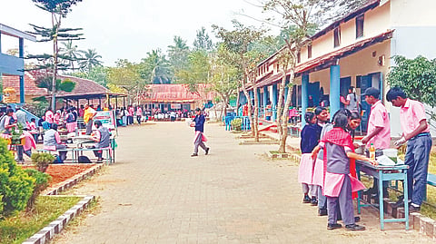 ಸುಂಟಿಕೊಪ್ಪ: ಇಲ್ಲಿನ ಸರ್ಕಾರಿ ಪ್ರೌಢಶಾಲೆಯಲ್ಲಿ ಶುಕ್ರವಾರ ಮಕ್ಕಳ ದಿನಾಚರಣೆಯ ಅಂಗವಾಗಿ ಮಕ್ಕಳ ಸಂತೆ ನಡೆಯಿತು.