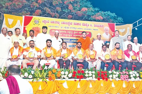 ತಾಂಬಾ ಗ್ರಾಮದಲ್ಲಿ ಸಿದ್ಧಸಿರಿ ಬಹುರಾಜ್ಯ ಬಹುಉದ್ದೇಶ ಸಹಕಾರಿ ಸೊಸೈಟಿ ಉದ್ಘಾಟನಾ ಸಮಾರಂಭದಲ್ಲಿ ಶಾಸಕ ಬಸನಗೌಡ ಪಾಟೀಲ ಯತ್ನಾಳ ಗ್ರಾಹಕರನ್ನು ಸನ್ಮಾನಿಸಿದರು. ತಡವಲಗ ಗ್ರಾಮದ ಅಭಿನವ ಶಿವಾಚಾರ್ಯರು, ಮಲ್ಲಯ್ಯ ಸಾರಂಗಮಠ, ರಾಚಪ್ಪ ಗಳೇದ ಮತ್ತಿತರರಿದ್ದರು.