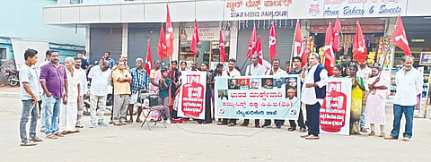 ಅಡುಗೆ ಅನಿಲದ ಬೆಲೆ ಏರಿಕೆಯನ್ನು ವಿರೋಧಿಸಿ ಸಿಪಿಐಎಂ ಶಾಖೆಯ ವತಿಯಿದ ನೆಲ್ಯಹುದಿಕೇರಿ ಬಸ್ ನಿಲ್ದಾಣದಲ್ಲಿ ಪ್ರತಿಭಟನೆ ಜರುಗಿತು.
