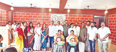 ಪಾಲಿಬೆಟ್ಟದ ಚೆಫ್ ನೈಫ್ ಸಭಾಂಗಣದಲ್ಲಿ ಭಾನುವಾರ ಆಯೋಜಿಸಿದ್ದ ಪದಾಧಿಕಾರಿಗಳ ಪದಗ್ರಹಣ ಸಮಾರಂಭದಲ್ಲಿ ನಿವೃತ್ತ ತಹಸೀಲ್ದಾರ್ ಸಿ.ಯು.ರಾಧಾಕೃಷ್ಣ, ಗ್ರಾಮ ಪಂಚಾಯಿತಿ ಮಾಜಿ ಅಧ್ಯಕ್ಷೆ ಲೀಲಾವತಿ ಅವರನ್ನು ಸನ್ಮಾನಿಸಲಾಯಿತು. ಪ್ರಶಾಂತ್ ಕುಮಾರ್, ಟಿ.ವೈ.ಮುರಳಿ, ಮನೋಜ್ ಬಂಡೆ, ಮಧುಸೂದನ್, ವಿ.ಬಿ.ರಿನೀಶ್ ಇದ್ದರು.