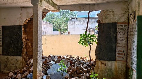 ಆಲಂಬಗಿರಿ ಸರ್ಕಾರಿ ಶಾಲೆಯ ಹಳೇ ಕಟ್ಟಡ ಗೋಡೆ ಕುಸಿತ government school 