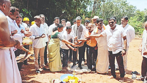 ನಾಪೋಕ್ಲು ಸಮೀಪದ ಸಂಪಾಜೆಯಲ್ಲಿ ವಿದ್ಯುತ್ ಪ್ರಸರಣ ಕೇಂದ್ರದ ಸ್ಥಾಪನೆಗೆ ಶಾಸ ಎ.ಎಸ್.ಪೊನ್ನಣ್ಣ ಮಂಗಳವಾರ ನೆರವೇರಿಸಿದರು. ರಮಾದೇವಿ ಕಳಗಿ, ಶೌಕತ್ ಆಲಿ, ವಿಜಯ್ ಕನ್ಯಾನ, ಸೂರಜ್ ಹೊಸೂರು, ಗಿರೀಶ್ ಇತರರಿದ್ದರು.