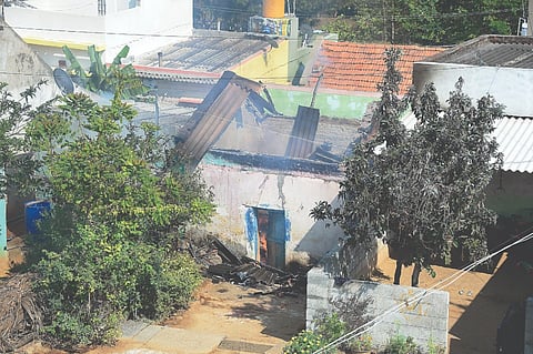 ಬೆಳಗೊಳ ಗ್ರಾಮದ ಬಲಮುರಿ ರಸ್ತೆಯ ರಾಜು ಅವರ ಮನೆಯಲ್ಲಿ ಗ್ಯಾಸ್ ಸೋರಿಕೆ ಉಂಟಾಗಿ ಮನೆ ಸಂಪೂರ್ಣ ಸುಟ್ಟು ಹೋಗಿರುವುದು. 