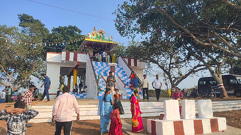 ಕೆ.ಆರ್.ಸಾಗರದ ರೈಲು ನಿಲ್ದಾಣದ ಸಮೀಪದಲ್ಲಿರುವ ಉಪ್ಪರಿಕೆ ಶ್ರೀ ಬಸವೇಶ್ವರ ದೇವಸ್ಥಾನದ ಆವರಣದಲ್ಲಿ ಗುರುವಾರ ಜರುಗಿದ  ಜಾತ್ರೆ. 