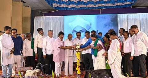 ಕೆಂಗಲ್ ನೆನಪು ಕಾರ್ಯಕ್ರಮ ಉದ್ಘಾಟಿಸಿದ ಗಣ್ಯರು. 