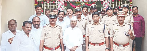 ಅಫಜಲಪುರದಲ್ಲಿ ಪೊಲೀಸ್​ ವಸತಿ ಸಮುಚ್ಛಯಗಳನ್ನು ಶಾಸಕ ಎಂ.ವೈ.ಪಾಟೀಲ್​ ಉದ್ಘಾಟಿಸಿದರು. ಎಸ್ಪಿ ಅಡ್ಡೂರು ಶ್ರೀನಿವಾಸುಲು, ಡಿವೈಎಸ್ಪಿ ತಮ್ಮಾರಾಯ ಪಾಟೀಲ್​, ಎಪಿಎಂಸಿ ಅಧ್ಯ ಮಂಜುನಾಥ ಅಂಜುಟಗಿ, ಚಂದ್ರಶೇಖರ ಕರಜಗಿ, ಶಿವಾನಂದ ಗಾಡಿಸಾಹುಕಾರ ಇತರರಿದ್ದರು. 