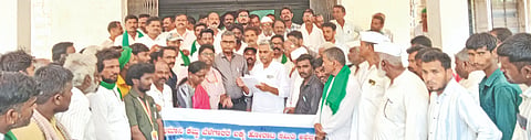  ವಿದ್ಯುತ್​ ಖಾಸಗೀಕರಣ ವಿರೋಧಿಸಿ ಅಫಜಲಪುರ ತಹಸಿಲ್​ ಕಚೇರಿ ಎದುರು ಕರ್ನಾಟಕ ಪ್ರಾಂತ ರೈತ ಸಂಘ, ಸ್ವಾಭಿಮಾನಿ ಕಬ್ಬು ಬೆಳೆಗಾರರ ಸಂದಿಂದ ಸೋಮವಾರ ಪ್ರತಿಭಟನೆ ನಡೆಸಿ ತಹಸೀಲ್ದಾರ್​ಗೆ ಮನವಿಪತ್ರ ಸಲ್ಲಿಸಲಾಯಿತು. ಶ್ರೀಮಂತ ಬಿರಾದಾರ, ಗುರು ಚಾಂದಕವಟೆ, ರಮೇಶ ಪಾಟೀಲ್​, ಲತೀಪ್​ ಪಟೇಲ್​ ಇತರರಿದ್ದರು.