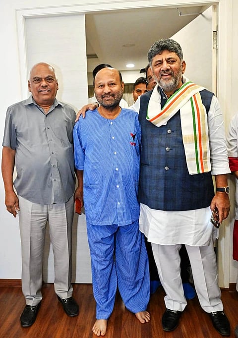 ಶಾಸಕ ಇಕ್ಬಾಲ್ ಹುಸೇನ್ ರನ್ನು ಆಸ್ಪತ್ರೆಯಲ್ಲಿ ಭೇಟಿ ಮಾಡಿದ ಸಿಎಂ ಡಿ.ಕೆ.ಶಿವಕುಮಾರ್. 