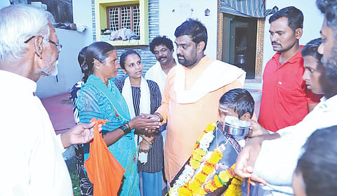 ಬಲಶೆಟ್ಟಿಹಾಳ ಗ್ರಾಮದ ಬಸವಲಿಂಗ ಶಿವಯೋಗಿಗಳ ವಿರಕ್ತ ಮಠದಲ್ಲಿ ಸಿದ್ಧಲಿಂಗ ದೇವರ ನಿರಂಜನ ಚರಪಟ್ಟಾಧಿಕಾರ ನಿಮಿತ್ತ ಗ್ರಾಮಸ್ಥರು ದುಶ್ಚಟಗಳನ್ನು ತ್ಯಜಿಸಿ ಸಿದ್ದಲಿಂಗ ದೇವರ ಜೋಳಿಗೆಗೆ ಹಾಕಿ ಆಶೀರ್ವಾದ ಪಡೆದರು. ಬಸಯ್ಯಸ್ವಾಮಿ ದೇವತ್ಕಲ್​, ನಾಗಭೂಷಣಸ್ವಾಮಿ ದೇವತ್ಕಲ್​, ಜಿಪಂ ಮಾಜಿ ಅಧ್ಯಕ್ಷ ಯಲ್ಲಪ್ಪ ಕುರಕುಂದಿ, ಡಾ.ವೀರಭದ್ರಪ್ಪಗೌಡ ಹೊಸಮನಿ, ಡಾ.ಸಂತೋಷ ಕೊಂಗಂಡಿ, ಭೀಮನಗೌಡ ಬಿರಾದಾರ, ಭೀಮರಾಯ ಸಾಹು, ಶಂಕ್ರಣ್ಣ ಸಾಹು ಇತರರಿದ್ದರು.