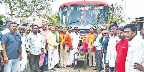 ಕಕ್ಕೇರಾ ಮಾರ್ಗವಾಗಿ ರಾಯಚೂರು&ವಿಜಯಪುರ ಹೊಸ ಮಾರ್ಗದ ಬಸ್​ ಕಕ್ಕೇರಾ ಪಟ್ಟಣಕ್ಕೆ ಬರುತ್ತಿದ್ದಂತೆ ಪಟ್ಟಣದ ಸಾಮೂಹಿಕ ಸಂಟನೆಗಳ ಪದಾಧಿಕಾರಿಗಳು, ಚಾಲಕ ಮತ್ತು ನಿರ್ವಾಹಕ ಅವರನ್ನು ಸನ್ಮಾನಿಸಿದರು. ಅಯ್ಯಣ್ಣ ಪೂಜಾರಿ, ರಮೇಶ ಶೆಟ್ಟಿ, ಬಸಣ್ಣ ದೇಸಾಯಿ,್ಣ ಅಯೂಬ್​, ಸಂಗಣ್ಣ ಕುರಿ, ಮುದ್ದಣ್ಣ, ಬುಚ್ಚಪ್ಪ, ಅಮರಪ್ಪ ಮಂಡಿ ಇತರರಿದ್ದರು.