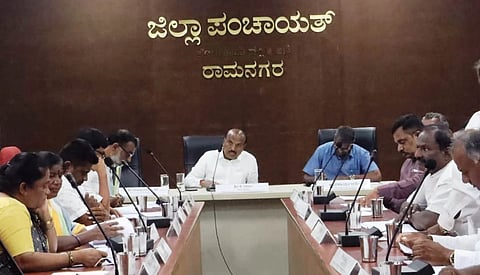 ರಾಮನಗರದ ಜಿಲ್ಲಾ ಪಂಚಾಯತಿ ಸಭಾಂಗಣದಲ್ಲಿ ಹಮ್ಮಿಕೊಳ್ಳಲಾಗಿದ್ದ ಗ್ಯಾರಂಟಿ ಯೋಜನೆಗಳ ಜಿಲ್ಲಾ ಮಟ್ಟದ ಪ್ರಗತಿ ಪರಿಶೀಲನಾ ಸಭೆ ಕೆ.ರಾಜು ಅಧ್ಯಕ್ಷತೆಯಲ್ಲಿ ನಡೆಯಿತು. ಸಮಿತಿಯ ಉಪಾಧ್ಯಕ್ಷರಾದ ಮಹದೇಶ್, ಎಸ್.ಸಿ. ಶೇಖರ್, ಶಿವಪ್ರಸಾದ್, ಸಿದ್ದೇಗೌಡ ಮುಂತಾದವರು ಇದ್ದರು. 