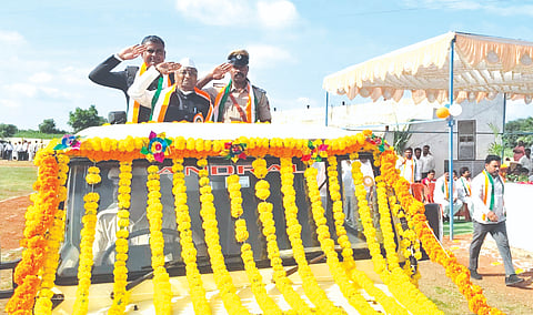 ಅಫಜಲಪುರದ ತಾಲೂಕು ಕ್ರೀಡಾಂಗಣದಲ್ಲಿ ಶಾಸಕ ಎಂ.ವೈ.ಪಾಟೀಲ್​ ಅವರು ವಿವಿಧ ತಂಡಗಳಿಂದ ಗೌರವ ವಂದನೆ ಸ್ವೀಕರಿಸಿದರು.