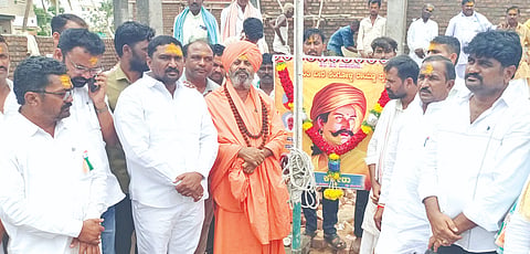  ಕಕ್ಕೇರಾದಲ್ಲಿ ನೂತನ ಬಸ್ ನಿಲ್ದಾಣ ರಸ್ತೆ ಬಳಿ ಹಾಲುಮತ ಸಮಾಜ ಅಳವಡಿಸಿದ ಸಂಗೊಳ್ಳಿ ರಾಯಣ್ಣ ನಾಮ-Àಲಕ.