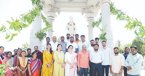 ಕೆ.ಆರ್.ಸಾಗರ ಕಾವೇರಿ ನೀರಾವರಿ ನಿಗಮದಿಂದ ಸರ್.ಎಂ.ವಿಶ್ವೇಶ್ವರಯ್ಯ ಜಯಂತಿ (ಇಂಜಿನಿಯರ್ಸ್‌ ಡೇ)ಯನ್ನು ಸರ್.ಎಂ.ವಿಶ್ವೇಶ್ವರಯ್ಯ ಅವರ ಪ್ರತಿಮೆಗೆ ಗಣ್ಯರು ಪಷ್ಪಾರ್ಚನೆೆ ಮಾಡಿದರು. ವೆಂಕಟರಮಣಪ್ಪ, ಶ್ವೇತಾ, ವೇಣುಗೊಪಾಲ, ಅಕೀಬ್ ಜಾವಿದ್ ಮತ್ತಿತರರಿದ್ದರು.