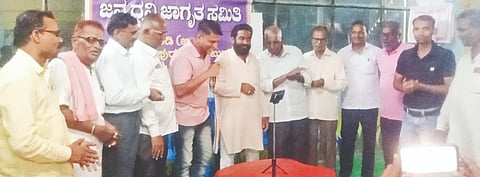  ವಾಡಿಯಲ್ಲಿ ಜನಧ್ವನಿ ಜಾಗೃತ ಸಮಿತಿಯಿಂದ ಆಯೋಜಿಸಿದ್ದ ಸಂಗೀತ ಸಂಜೆ ಕಾರ್ಯಕ್ರಮವನ್ನು ಮುಖಂಡ ವೀರಭದ್ರಪ್ಪ ಆರ್​.ಕೆ. ಉದ್ಘಾಟಿಸಿದರು. ಎ.ಅಗರವಾಲ್​, ಶಿವಪ್ಪ ಮುಂಡರಗಿ, ಭೀಮಸಿಂಗ್​ ಚವ್ಹಾಣ್​, ಸಿದ್ದಯ್ಯ ಶಾಸಿ ಇತರರಿದ್ದರು
