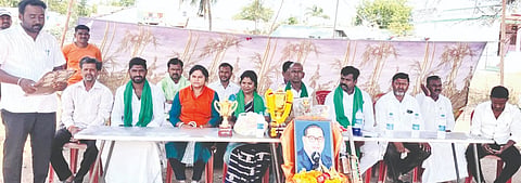 ಚಿತ್ತಾಪುರ ತಾಲೂಕಿನ ಬನ್ನೆಟ್ಟಿ ಗ್ರಾಮದಲ್ಲಿ ಬುಧವಾರ ಸಂಜೆ ಹಮ್ಮಿಕೊಂಡಿದ್ದ ಡಾ.ಬಿ.ಆರ್​.ಅಂಬೇಡ್ಕರ್​ ಜಯಂತ್ಯುತ್ಸವದಲ್ಲಿ ಬಿ.ಟಿ.ಚಂದ್ರಶೇಖರ್​, ಬಾಬುಗೌಡ ಕೊಲ್ಲೂರ, ಸಾಯಿಬಣ್ಣ ಹೊಸಮನಿ, ಮಹೇಶ ಎಸ್​.ಬನ್ನೆಟ್ಟಿ ಇತರರಿದ್ದರು.