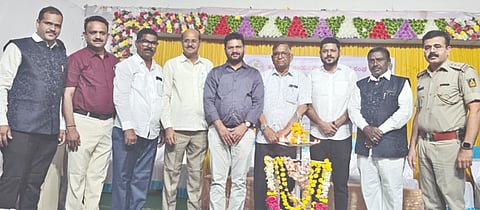  ಶಹಾಬಾದ್​ನಲ್ಲಿ ಹಮ್ಮಿಕೊಂಡಿದ್ದ ಪತ್ರಿಕಾ ದಿನ ಕಾರ್ಯಕ್ರಮವನ್ನು ಕಾಡಾ ಅಧ್ಯಕ್ಷ ಡಾ.ಎಂ.ಎ.ರಶೀದ್​ ಉದ್ಘಾಟಿಸಿದರು. ಮಲ್ಲಿನಾಥ ರಾವೂರ, ಪರಶುರಾಮ ವನಂಜಕರ್​, ಬಾಬುರಾವ ಯಡ್ರಾಮಿ, ರಾಜಕುಮಾರ ಉದನೂರ, ಕೆ.ರಮೇಶ ಭಟ್ಟ. ಡಾ.ಫಾರೂಕ್​ ಮಣ್ಣೂರ ಇತರರಿದ್ದರು.