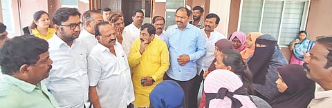  ಚಿತ್ತಾಪುರ ತಾಲೂಕಿನ ದಂಡೋತಿ ಮುರಾರ್ಜಿ ದೇಸಾಯಿ ಅಲ್ಪಸಂಖ್ಯಾತರ ವಸತಿಶಾಲೆಗೆ ಮಾಜಿ ಶಾಸಕ ರಾಜಕುಮಾರ ಪಾಟೀಲ್​ ನೇತೃತ್ವದ ಬಿಜೆಪಿ ನಿಯೋಗ ಭೇಟಿ ನೀಡಿ ಪಾಲಕರೊಂದಿಗೆ ಚರ್ಚಿಸಿ ಹಲವು ಮಾಹಿತಿ ಪಡೆಯಿತು. ವಿಧಾನ ಪರಿಷತ್​ ಸದಸ್ಯ ಡಾ.ಬಿ.ಜಿ.ಪಾಟೀಲ್​, ಶಾಸಕರಾದ ಬಸವರಾಜ ಮತ್ತಿಮಡು, ಡಾ.ಅವಿನಾಶ ಜಾಧವ್​, ಮಾಜಿ ಸಚಿವ ಬಾಬುರಾವ ಚವ್ಹಾಣ್​, ಜಿಲ್ಲಾಧ್ಯಕ್ಷ ಅಶೋಕ ಬಗಲಿ, ತಾಲೂಕು ಅಧ್ಯಕ್ಷ ರವೀಂದ್ರ ಸಜ್ಜನಶೆಟ್ಟಿ ಇದ್ದರು.