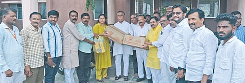 ಚಿತ್ತಾಪುರ ಸ್ಟೇಷನ್​ ತಾಂಡಾದ ಬಂಜಾರ ಭವನದಲ್ಲಿ ಭಾನುವಾರ ಹಮ್ಮಿಕೊಂಡಿದ್ದ ವರದಕ್ಷಿಣೆ ನಿಷೇಧ ಜಾಗೃತಿ ಸಭೆಯಲ್ಲಿ ಭೀಮಸಿಂಗ್​ ಚವ್ಹಾಣ್​, ಜಗದೀಶ ಚವ್ಹಾಣ್​, ಖೇಮುಸಿಂಗ್​, ವಿನೋದ್​ ಚವ್ಹಾಣ್​, ಚಂದು ಜಾಧವ್​, ನಾಮದೇವ ರಾಠೋಡ್​ ಇತರರಿದ್ದರು.