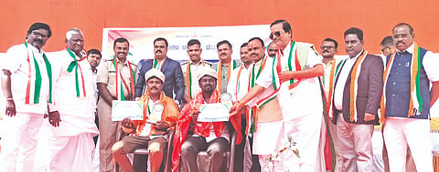 ಚಿತ್ತಾಪುರದಲ್ಲಿ ಹಮ್ಮಿಕೊಂಡಿದ್ದ ಸ್ವಾತಂತ್ರ ದಿನ ಕಾರ್ಯಕ್ರಮದಲ್ಲಿ ವಿವಿಧ ಕ್ಷೇತ್ರದ ಸಾಧಕರನ್ನು ಸತ್ಕರಿಸಲಾಯಿತು. ನಾಗಯ್ಯ ಹಿರೇಮಠ, ಬಸವರಾಜ ಬಳೂಂಡಗಿ, ಎಸ್​.ಸಿ.ಪಾಟೀಲ್​, ಭೀಮಣ್ಣ ಸಾಲಿ ಇತರರಿದ್ದರು.