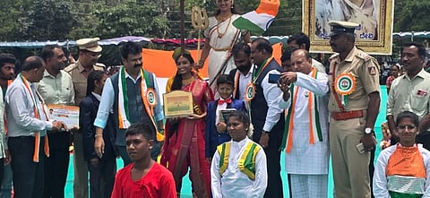 ಆನೇಕಲ್​ನಲ್ಲಿ ಹಮ್ಮಿಕೊಂಡಿದ್ದ ಕಾರ್ಯಕ್ರಮದಲ್ಲಿ -ದೇಶಭಕ್ತಿ ಗೀತೆಗೆ ಉತ್ತಮ ಪ್ರದರ್ಶನ ನೀಡಿದ ಪಟ್ಟಣದ ಸರಸ್ವತಿ ವಿದ್ಯಾಮಂದಿರ ಶಾಲಾ ಮಕ್ಕಳಿಗೆ ಶಾಸಕ ಬಿ.ಶಿವಣ್ಣ ಸ್ಮರಣಿಕೆ ನೀಡಿದರು.