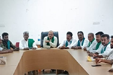 ಗುಂಡ್ಲುಪೇಟೆ ಪಟ್ಟಣದ ಪ್ರವಾಸಿಮಂದಿರದಲ್ಲಿ ಆಯೋಜಿಸಿದ್ದ ಸುದ್ದಿಗೋಷ್ಠಿಯಲ್ಲಿ ಡಾ.ಗುರುಪ್ರಸಾದ್ ಮಾತನಾಡಿದರು. ಸಂಪತ್ತು, ಮಹದೇವಪ್ಪ, ಮಹೇಶ್, ನಂದೀಶ್ ಇದ್ದರು.