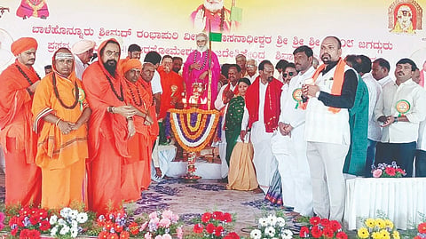 ಅರಕೇರಾ ತಾಲೂಕಿನ ಜಾಗಟಗಲ್ ಗ್ರಾಮದಲ್ಲಿ ಭಾನುವಾರ ಹಮ್ಮಿಕೊಂಡಿದ್ದ ಧರ್ಮಸಭೆಯನ್ನು ಬಾಳೆಹೊನ್ನೂರು ಶ್ರೀ ರಂಭಾಪುರಿ ಜಗದ್ಗುರು ಪೀಠದ ಡಾ.ವೀರಸೋಮೇಶ್ವರ  ಶಿವಾಚಾರ್ಯ ಭಗವತ್ಪಾದರು ಉದ್ಘಾಟಿಸಿದರು. ನೀಲಗಲ್ ಬೃಹನ್ಮಠದ ಡಾ.ಪಂಚಾಕ್ಷರಿ ಶಿವಾಚಾರ್ಯರು, ರಾಯಚೂರು ಕಿಲ್ಲೇ ಬೃಹನ್ಮಠದ ಶಾಂತಮಲ್ಲ ಶಿವಾಚಾರ್ಯರು, ಸೋಮವಾರಪೇಟೆ ಹಿರೇಮಠದ ಅಭಿನವ ರಾಚೋಟಿವೀರ ಶಿವಾಚಾರ್ಯರು, ಗಬ್ಬೂರಿನ ಬೂದಿಬಸವ ಶಿವಾಚಾರ್ಯರು ಇತರರಿದ್ದರು. 