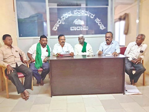 ಬಾದಾಮಿ ನಗರದಲ್ಲಿ ಶನಿವಾರ ರೈತ ಮುಖಂಡ ಶರಣಗೌಡ ಪಾಟೀಲ ಸುದ್ದಿಗೋಷ್ಠಿಯಲ್ಲಿ ಮಾತನಾಡಿದರು. ಮುಖಂಡರಾದ ಮುತ್ತಣ್ಣಗೌಡ ರೋಣದ, ಯಲ್ಲಪ್ಪ ಪಾತ್ರೋಟಿ, ಅಶೋಕ ಗಂಗಾಲ, ಮಾರುತಿ ಬೆಳ್ಳಿಗುಂಡಿ ಇದ್ದರು.