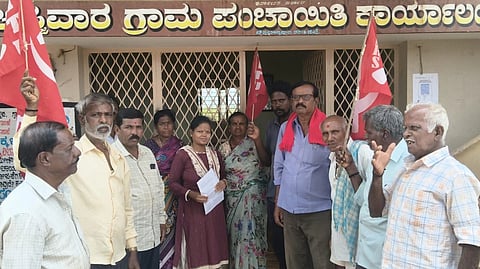  ಚಿಕ್ಕಬಳ್ಳಾಪುರ ತಾಲೂಕಿನ ಅಜ್ಜವಾರದಲ್ಲಿ ಕರ್ನಾಟಕ ಪ್ರಾಂತ ರೈತ ಸಂದ ಜಿಲ್ಲಾಧ್ಯ ಬಿ.ಎನ್​.ಮುನಿಕೃಷ್ಣಪ್ಪ ನೇತೃತ್ವದಲ್ಲಿ ಪ್ರತಿಭಟಿಸಲಾಯಿತು.