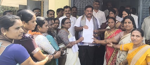 Demand that the demands of Anganwadi workers be met