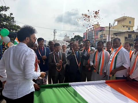 ರೋಟರಿ ಟಾಯ್ಸ್ ಸಿಟಿ ಸಂಸ್ಥೆಯಿಂದ ಹಮ್ಮಿಕೊಂಡಿದ್ದ ತಿರಂಗ ಯಾತ್ರೆಗೆ ಜೆಎಂಎಫ್‌ಸಿ ನ್ಯಾಯಾಲಯದ ಪ್ರಧಾನ ಸಿವಿಲ್ ನ್ಯಾಯಾಧೀಶ ಯೋಗೇಶ್, ನ್ಯಾ.ಸುರೇಶ್, ನ್ಯಾ.ಸಂದೇಶ್, ನ್ಯಾ.ವೆಂಕಟೇಶಪ್ಪ, ವಕೀಲರ ಸಂಘದ ಅಧ್ಯಕ್ಷ ಟಿ.ವಿ.ಗಿರೀಶ್, ರೋಟರಿ 3191 ಝೋನಲ್ ಚೇರ್ ರೋ.ಮಲ್ಲೇಶ್ ತಿರಂಗಾಯಾತ್ರೆಗೆ ಚಾಲನೆ ನೀದ