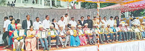 ಚನ್ನರಾಯಪಟ್ಟಣದಲ್ಲಿ ಹಮ್ಮಿಕೊಂಡಿದ್ದ ಸ್ವಾತಂತ್ರೃ ದಿನಾಚರಣೆಯಲ್ಲಿ ವಿವಿಧ ಕ್ಷೇತ್ರದಲ್ಲಿ ಸಾಧನೆ  ಮಾಡಿದ ಗಣ್ಯರನ್ನು ಗೌರವಿಸಲಾಯಿತು. ಶಾಸಕ ಸಿ.ಎನ್. ಬಾಲಕೃಷ್ಣ, ತಹಸೀಲ್ದಾರ್ ಶಂಕರಪ್ಪ  , ಬಿಇಒ ಸತೀಶ್, ತಾಪಂ ಸಿಇಒ ಹರೀಶ್ ಇತರರು ಇದ್ದರು. 