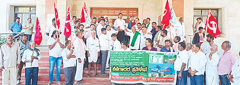 ಕರ್ನಾಟಕ ಕಬ್ಬು ಬೆಳೆಗಾರರ ಸಂಘ ಹಾಗೂ ಕರ್ನಾಟಕ ಪ್ರಾಂತ ರೈತ ಸಂಘದ ಸದಸ್ಯರು ಕಬ್ಬು ಬೆಳೆಗಾರರ ಸಮಸ್ಯೆಗಳ ಪರಿಹಾರಕ್ಕಾಗಿ ಒತ್ತಾಯಿಸಿ ಶಿರಸ್ತೇದಾರ್ ಪವನ್ ಅವರಿಗೆ ಮನವಿ ಸಲ್ಲಿಸಿದರು.