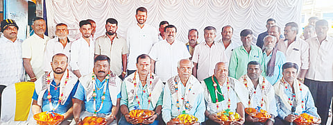 ಚನ್ನರಾಯಪಟ್ಟಣದ ಬಸ್ ನಿಲ್ದಾಣದ ಮುಂಭಾಗದ ಕುವೆಂಪು ಆಟೋ ನಿಲ್ದಾಣದಲ್ಲಿ ನೂತನವಾಗಿ ನಿರ್ಮಿಸಿರುವ ಛಾವಣಿ ಉದ್ಘಾಟನಾ ಸಮಾರಂಭದಲ್ಲಿ ಆಟೋ ಚಾಲಕರನ್ನು ಸನ್ಮಾನಿಸಲಾಯಿತು. ಸಿ.ಎನ್. ಬಾಲಕೃಷ್ಣ, ಸಿ.ಎನ್.ಮೋಹನ್, ರಂಗೇಗೌಡ, ಚಿಕ್ಕೇಗೌಡ ಇದ್ದರು.