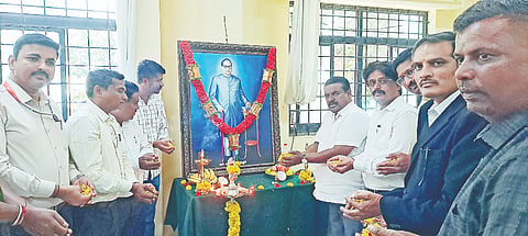 ಚನ್ನರಾಯಪಟ್ಟಣದಲ್ಲಿ ಆಯೋಜಿಸಿದ್ದ ಪ್ರಜಾಪ್ರಭುತ್ವ ದಿನಾಚರಣೆ ಕಾಯಕ್ರಮದಲ್ಲಿ ಶಾಸಕ ಸಿ.ಎನ್. ಬಾಲಕೃಷ್ಣ ಡಾ.ಅಂಬೇಡ್ಕರ್ ಭಾವಚಿತ್ರಕ್ಕೆ ಪುಷ್ಪಾರ್ಚನೆ ಸಲ್ಲಿಸಿದರು. ಜಿ.ಆರ್.ಹರೀಶ್, ಡಿ.ಆರ್. ತ್ಯಾಗರಾಜ್, ಮೋಹನ್, ಪವನ್, ಅನಿಲ್ ಕುಮಾರ್, ಎಂ.ಕೆ.ಮಂಜುನಾಥ್, ರತ್ನಕಾರ್, ಶಿವಕುಮಾರ್ ಇತರರು ಇದ್ದರು. 