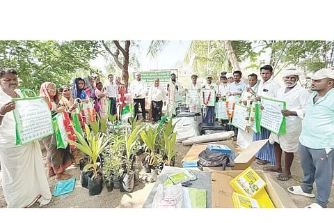 ದೇವದುರ್ಗದ ಯಾಟಗಲ್ ಗ್ರಾಮದಲ್ಲಿ ಸೋಮವಾರ ಆಯೋಜಿಸಿದ್ದ ಕೃಷಿ ಆಧಾರಿತ ಉದ್ಯೋಗ ಕುರಿತು ಮಾಹಿತಿ ಕಾರ್ಯಾಗಾರದಲ್ಲಿ ರೈತರಿಗೆ ಕೃಷಿ ಪರಿಕರ ವಿತರಿಸಲಾಯಿತು. ಕೃಷಿ ವಿಜ್ಞಾನಿ ಡಾ.ಡಿ.ಕೆ.ಹಾದಿಮನಿ, ಕೀಟಶಾಸ್ತ್ರಜ್ಞ ಕೃಷ್ಣ ಬಿರಾದಾರ್ ಪಾಟೀಲ್, ಆಡಳಿತ ಮಂಡಳಿ ಸದಸ್ಯ ಮಲ್ಲೇಶ ಕೊಲಮಿ, ರೈತರಾದ ಬಸವರಾಜ, ಶಿವಪ್ಪ, ನಾಗರಾಜ, ಬೂದಿಬಸಪ್ಪ ಇತರರಿದ್ದರು.