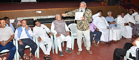 ಧಾರವಾಡದಲ್ಲಿ ಪ್ರತ್ಯೇಕ ಮಹಾನಗರ ಪಾಲಿಕೆ ಹೋರಾಟದ ರೂಪುರೇಷೆ ಕುರಿತು ಹಿರಿಯ ಹೋರಾಟಗಾರ ಬಿ.ಡಿ. ಹಿರೇಮಠ ನೇತೃತ್ವದಲ್ಲಿ ಸಭೆ ಜರುಗಿತು.