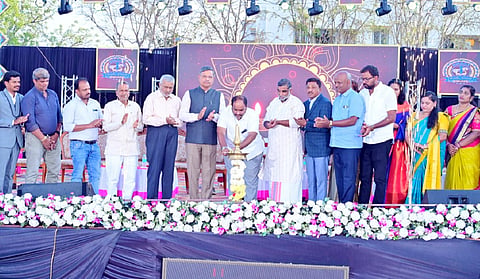 ಗುಂಡ್ಲುಪೇಟೆ ಪಟ್ಟಣದ ಸ್ಮಾರ್ಟ್ ಪಬ್ಲಿಕ್ ಶಾಲೆಯಲ್ಲಿ ಆಯೋಜಿಸಿದ್ದ ಸ್ಮಾರ್ಟ್ ಕಲೋತ್ಸವ ಕಾರ್ಯಕ್ರಮವನ್ನು ಎಚ್.ಎಂ.ಗಣೇಶ್ ಪ್ರಸಾದ್ ಉದ್ಘಾಟಿಸಿದರು. ಬಿ.ಎಂ.ಬಸಪ್ಪ, ಗೋಪಾಲಕೃಷ್ಣಭಟ್, ರಾಜೇಶ್, ಬಿ.ಎಂ.ಶಿವಾನಂದಸ್ವಾಮಿ, ಡಾ.ಡಿ.ಎಸ್. ಗುರು, ದೇವನೂರು ಶಿವಮಲು,್ಲ ಪ್ರಸಾದ್ ಇದ್ದರು.