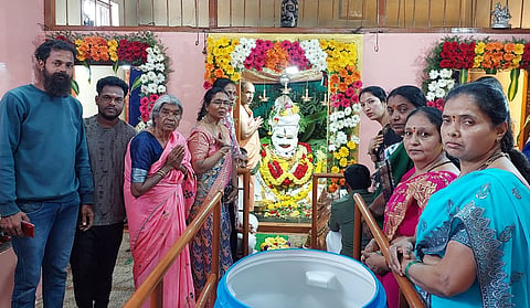 ಗುಂಡ್ಲುಪೇಟೆ ಪಟ್ಟಣದ ಶ್ರೀ ರಾಮೇಶ್ವರ ದೇವಾಲಯದಲ್ಲಿ ಶಿವರಾತ್ರಿ ಅಂಗವಾಗಿ ಶಿವಲಿಂಗಕ್ಕೆ ಭಸ್ಮದಿಂದ ಅಲಂಕಾರ ಮಾಡಲಾಗಿತ್ತು. ಹೆಚ್ಚಿನ ಸಂಖ್ಯೆಯ ಭಕ್ತರು ಆಗಮಿಸಿದ್ದರು.