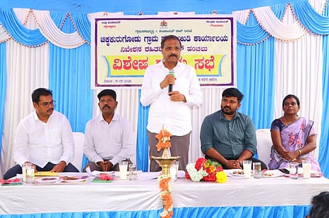 ಗೌರಿಬಿದನೂರು ತಾಲೂಕಿನ ಚಿಕ್ಕಕುರಗೋಡು ಗ್ರಾಪಂನಲ್ಲಿ ಹಮ್ಮಿಕೊಂಡಿದ್ದ ಆಶ್ರಯ ಸಮಿತಿ ಫಲಾನುಭವಿಗಳ ಆಯ್ಕೆ ಗ್ರಾಮ ಸಭೆಯಲ್ಲಿ ಶಾಸಕ ಕೆ.ಎಚ್​. ಪುಟ್ಟಸ್ವಾಮಿಗೌಡ ಮಾತನಾಡಿದರು. ತಹಸೀಲ್ದಾರ್​ ಕೆ.ಎಂ.ಅರವಿಂದ್​, ತಾಪಂ ಇಒ ಜಿ.ಕೆ.ಹೊನ್ನಯ್ಯ, ಜಿಲ್ಲಾ ನೋಡಲ್​ ಅಧಿಕಾರಿ ಜ್ಯೋತಿ ಲಕ್ಷಿ$್ಮ, ಪಿಡಿಒ ಮಧುಸೂದನ್​ ಇದ್ದರು.