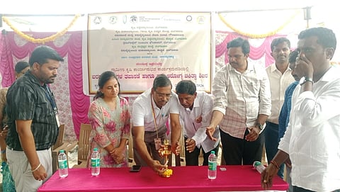 ಗೌರಿಬಿದನೂರಿನ ತಾಲೂಕಿನ ಚೀಲಮಮಹಳ್ಳಿಯಲ್ಲಿ ಹಮ್ಮಿಕೊಂಡಿದ್ದ ಶಿಬಿರವನ್ನು ಕೃಷಿ ವಿವಿ ಡೀನ್​ ಡಾ.ವೈ.ಎನ್​. ಶಿವಲಿಂಗಯ್ಯ ಉದ್ಘಾಟಿಸಿದರು. ಪಶು ವೈದ್ಯಕಿಯ ಇಲಾಖೆ ತಾಲೂಕು ಸಹಾಯಕ ನಿರ್ದೇಶಕ ಡಾ.ಮಾರುತಿ, ಜಿಲ್ಲಾ ಹಾಲು ಒಕ್ಕೂಟದ ವಿಸ್ತರಣಾಧಿಕಾರಿ ಸದಾಶಿವಯ್ಯ, ಪಂಚಾಯಿತಿ ಅಭಿವೃದ್ಧಿ ಅಧಿಕಾರಿ ವಿಜಯಕುಮಾರ್​, ಎನ್​.ಮಂಜುಳಾ ಇದ್ದರು.