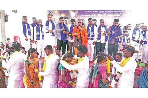 ಗಂಗಾವತಿ ಹಿರೇಜಂತಕಲ್ ಛಲವಾದಿ ಓಣಿಯಲ್ಲಿ ಡಾ.ಅಂಬೇಡ್ಕರ್ ಜಯಂತಿ ನಿಮಿತ್ತ ಹಮ್ಮಿಕೊಂಡಿದ್ದ ಸಾಮೂಹಿಕ ವಿವಾಹಕ್ಕೆ ಶಾಸಕ ಗಾಲಿ ಜನಾರ್ದನರೆಡ್ಡಿ ಮಂಗಳವಾರ ಚಾಲನೆ ನೀಡಿದರು. ಮಾಜಿ ಶಾಸಕ ಪರಣ್ಣ ಮುನವಳ್ಳಿ, ಉದ್ಯಮಿ ಎಂ.ಸರ್ವೇಶ ಮಲ್ಲಿಕಾರ್ಜುನ, ನಗರಸಭೆ ಮಾಜಿ ಸದಸ್ಯರಾದ ಎ್.ರಾಘವೇಂದ್ರ, ಹುಲಿಗೆಮ್ಮ ಕಿರಿಕಿರಿ ಇತರರಿದ್ದರು.