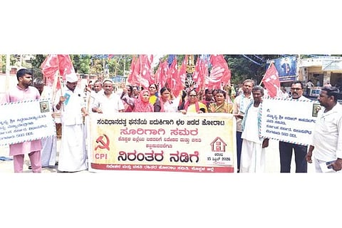 ಗಂಗಾವತಿ ಅಂಬೇಡ್ಕರ್ ವೃತ್ತದ ಬಳಿ ನಿವೇಶನ ವಸತಿ ರಹಿತರ ಹೋರಾಟ ಸಮಿತಿ ಸದಸ್ಯರು ಪ್ರತಿಭಟನೆ ರ‌್ಯಾಲಿ ನಡೆಸಿದರು. ಸಿಪಿಐ ರಾಜ್ಯ ಸಂಯೋಜಕ ಸ್ವಾತಿ ಸುಂದರೇಶ, ಪದಾಧಿಕಾರಿಗಳಾದ ಎ.ಹುಲುಗಪ್ಪ, ಲಕ್ಷ್ಮಣ ನಾಯಕ, ಶೇಕಮ್ಮ ಹೊಸಳ್ಳಿ, ಗಂಗಮ್ಮ, ಹಂಪಸದುರ್ಗ ಇತರರಿದ್ದರು.