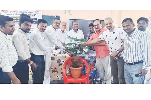 ಗಂಗಾವತಿ ಶ್ರೀ ಚನ್ನಮಲ್ಲಿಕಾರ್ಜುನ ದೇವಾಲಯದ ಆವರಣದಲ್ಲಿ ಎಸ್ಸೆಸ್ಸೆಲ್ಸಿ ವಿದ್ಯಾರ್ಥಿಗಳಿಗಾಗಿ ಶ್ರೀ ಗುರು ಚನ್ನಬಸವಸ್ವಾಮಿ ಉಚಿತ ಕೋಚಿಂಗ್ ಸೆಂಟರ್‌ನಿಂದ ಹಮ್ಮಿಕೊಂಡ ಉಚಿತ ತರಬೇತಿ ಶಿಬಿರವನ್ನು ಮಾಜಿ ಶಾಸಕ ಪರಣ್ಣಮುನವಳ್ಳಿ ಉದ್ಘಾಟಿಸಿದರು. ಹಾಸ್ಯ ಭಾಷಣಕಾರ ಗಂಗಾವತಿ ಬೀಚಿ ಬಿ.ಪ್ರಾಣೇಶ, ಟ್ರಸ್ಟ್ ಕಮೀಟಿ ಸದಸ್ಯರಾದ ಕೆ.ಚನ್ನಬಸಯ್ಯಸ್ವಾಮಿ, ಚಂದ್ರೇಗೌಡ ಪೊ.ಪಾಟೀಲ್, ಸಂಯೋಜಕ ಸಿದ್ದಲಿಂಗೇಶ ಪೂಲಭಾವಿ ಇತರರಿದ್ದರು.